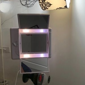 Conair mirror with multiple lighting settings